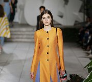 &bdquo;Carolina Herrera&ldquo; 2018 m. pavasario ir vasaros kolekcijos modelis