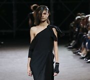 &bdquo;Yohji Yamamoto&ldquo; 2019 m. pavasario ir vasaros kolekcijos modelis