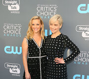 Reese Witherspoon ir Emilia Clarke 