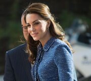 Kembridžo hercogienė Catherine vasarį su &bdquo;Rebecca Taylor&ldquo; suknele (760 eur) ir &scaron;varkeliu (470 eur)