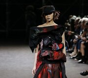 &bdquo;Yohji Yamamoto&ldquo; 2019 m. pavasario ir vasaros kolekcijos modelis