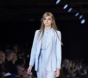 &bdquo;Emporio Armani&ldquo; 2018 m. pavasario ir vasaros kolekcijos modelis