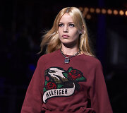 &bdquo;Tommy Hilfiger&ldquo; 2018 m. pavasario ir vasaros kolekcijos modelis