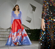 &bdquo;Carolina Herrera&ldquo; 2018 m. pavasario ir vasaros kolekcijos modelis