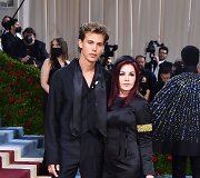 Austinas Butleris, Priscilla Presley