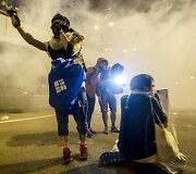 Honkonge protestuotojai buvo vaikomi panaudojus a&scaron;arines dujas.