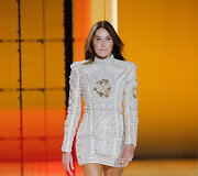 &bdquo;Balmain&ldquo; 2022 m. pavasario ir vasaros kolekcijos modelis: Carla Bruni