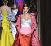 &bdquo;Valentino&ldquo; 2020 m. pavasario ir vasaros kolekcijos modelis