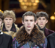 &bdquo;Dries Van Noten&ldquo; 2016 m. rudens-žiemos kolekcijos modelis