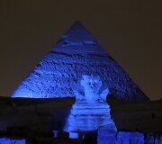 Spalio 24 diena. Jungtinių Tautų 70 metų jubiliejui pasaulio monumentai nusidažė mėlyna spalva