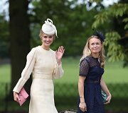 Jameso Middletono draugė Donna Air (kairėje)