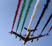 JAE oro pajėgų akrobatų lydimas &bdquo;Airbus A380&ldquo; lėktuvas