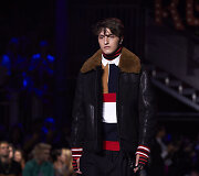 &bdquo;Tommy Hilfiger&ldquo; 2018 m. pavasario ir vasaros kolekcijos modelis
