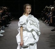 &bdquo;Yohji Yamamoto&ldquo; 2019 m. pavasario ir vasaros kolekcijos modelis