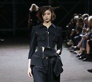&bdquo;Yohji Yamamoto&ldquo; 2019 m. pavasario ir vasaros kolekcijos modelis