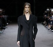 &bdquo;Yohji Yamamoto&ldquo; 2019 m. pavasario ir vasaros kolekcijos modelis