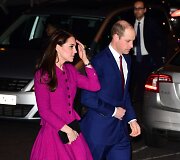 Kembridžo hercogienė Catherine vasarį su &bdquo;Oscar de la Renta&ldquo; kostiumėliu (3 252 eur), bateliai ir delninė &ndash; seni
