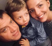 Vaida Skaisgirė ir Rolandas Skaisgirys su sūnumi Atu