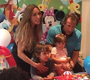 Natalia Streignard su vyru Donato Calandriello ir vaikais Jacques'u bei Gia