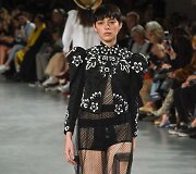 &bdquo;John Galliano&ldquo; 2019 m. pavasario ir vasaros kolekcijos modelis