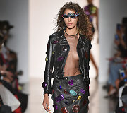 &bdquo;Jeremy Scott&ldquo; 2018 m. pavasario ir vasaros kolekcijos modelis