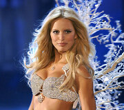 Karolina Kurkova su 6,5 mln. JAV dolerių kainuojančia &bdquo;Hearts On Fire Diamond Fantasy Bra&ldquo; liemenėle (2006 m.)