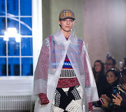 &bdquo;Burberry&ldquo; 2018 m. pavasario ir vasaros kolekcijos modelis