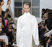 &bdquo;Proenza Schouler&ldquo; 2019 m. pavasario ir vasaros kolekcijos modelis