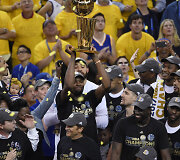 NBA taurė &ndash; &bdquo;Warriors&ldquo; žaidėjų rankose