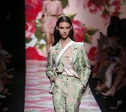 &bdquo;Blumarine&ldquo; 2021 m. pavasario ir vasaros kolekcijos modelis