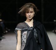&bdquo;Yohji Yamamoto&ldquo; 2019 m. pavasario ir vasaros kolekcijos modelis