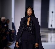 &bdquo;Lanvin&ldquo; 2022 m. pavasario ir vasaros kolekcijos modelis