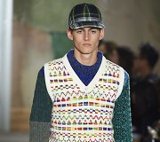 &bdquo;Burberry&ldquo; 2018 m. pavasario ir vasaros kolekcijos modelis