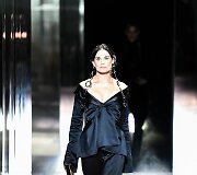 &bdquo;Fendi&ldquo; 2021 m. pavasario ir vasaros auk&scaron;tosios mados kolekcijos modelis: Demi Moore
