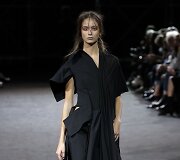 &bdquo;Yohji Yamamoto&ldquo; 2019 m. pavasario ir vasaros kolekcijos modelis