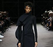 &bdquo;Yohji Yamamoto&ldquo; 2019 m. pavasario ir vasaros kolekcijos modelis