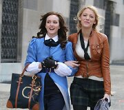 Leighton Meester ir Blake Lively &bdquo;Gossip Girl&ldquo; filmavimo aik&scaron;telėje (2008 m.)