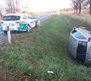 Panevėžio rajone į griovį nuvažiavo lengvasis automobilis