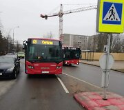 Dėl stovinčio automobilio autobusas negalėjo pravažiuoti Taikos g.