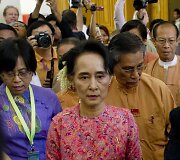 Mianmaro parlamente darbą pradeda Aung San Suu Kyi partija