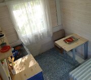 Kristinos ir jos &scaron;eimos statytas žaidimų namelis dukroms