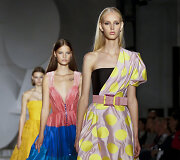 &bdquo;Carolina Herrera&ldquo; 2018 m. pavasario ir vasaros kolekcijos modelis