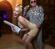 &bdquo;Playboy&ldquo; įkūrėjo Hugh Hefnerio ir jo žmonos Crystal Harris Helovino kostiumai &ndash; Miley Cyrus ir Robinas Thicke'as