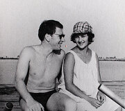 Vytautas Tomkus su žmona Lilija Mulevičiūte-Tomkiene besilaukiant dukters Dovilės, 1963 m., Kauno marios