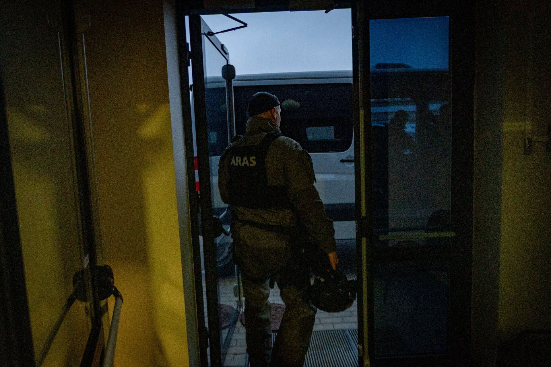 Pareigūnai netrunka pasiruo&scaron;ti, nors viskas regis vyksta neskubant ir nepastebimai. Visa tai daryta &scaron;imtus kartų ir pačiomis įvairiausiomis sąlygomis, todėl dabar jie tai gali padaryti ir užsimerkę.