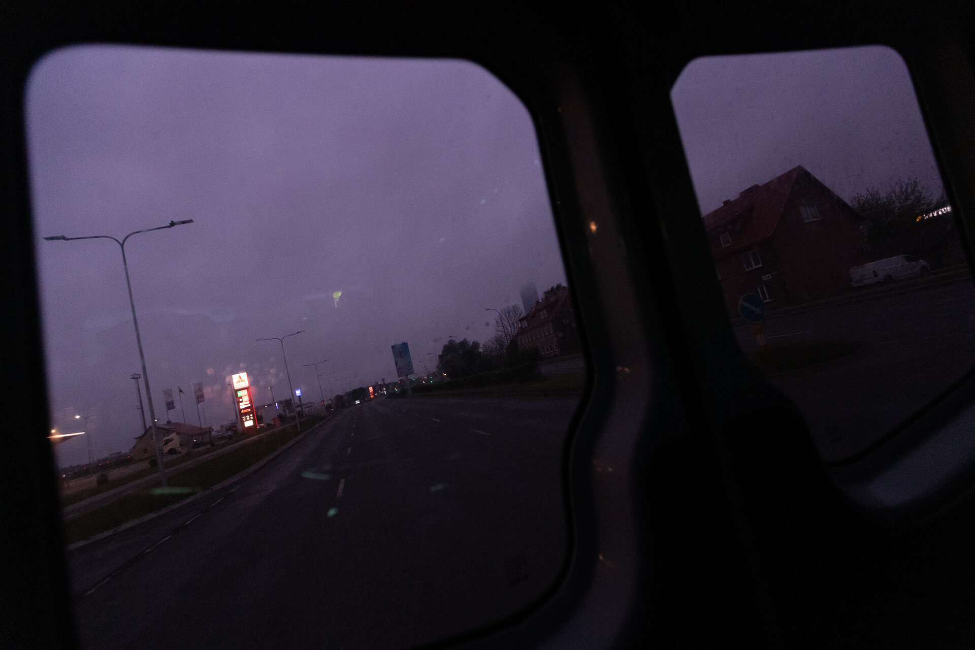 Mikroautobusas tamsintais langais pajuda i&scaron; uždaro bazės kiemo. Pradeda brėk&scaron;ti, bet miestas dar miega. Pakeliui vyrai aptaria portaluose perskaitytas naujienas. 