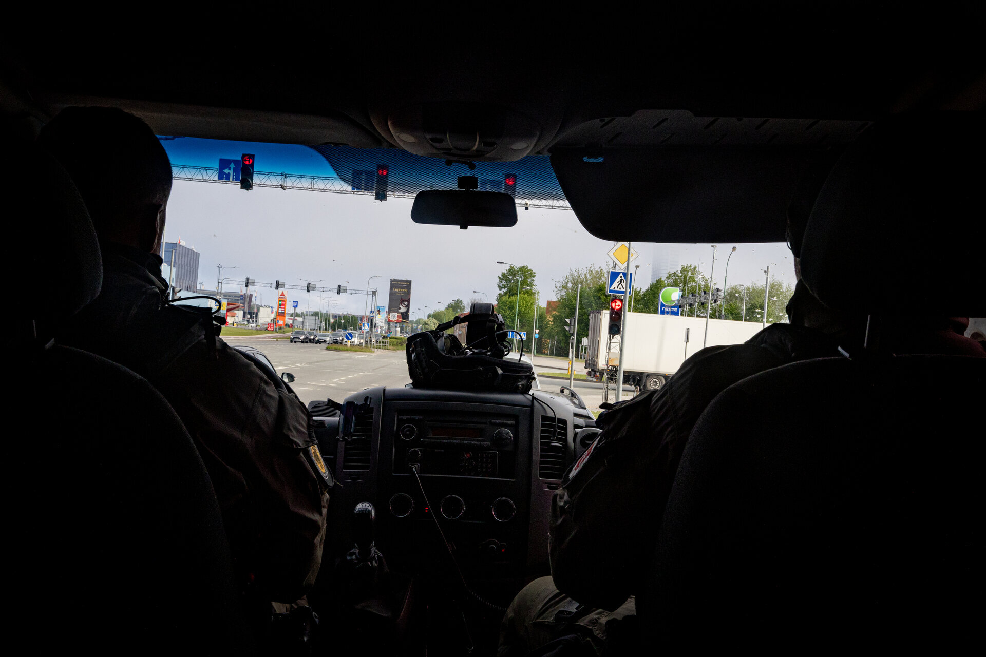 Krante giedrėja, o jau prabudusiame mieste rūko visi&scaron;kai nebelikę. Mikroautobusas lėtai įrieda pro vartus į uždarą teritoriją. 