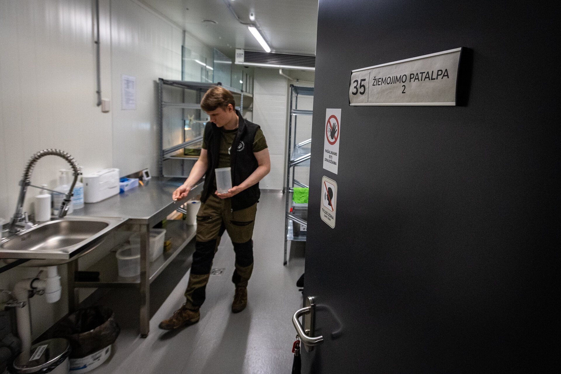 Vir&scaron; terariumų įrengtos kaitrinės ir UVB lempos atstoja saulę. Jos ne tik su&scaron;ildo jauniklius, bet ir padeda organizmui gaminti vitaminą D, būtiną stipriam &scaron;arvui ir kaulams formuotis. 