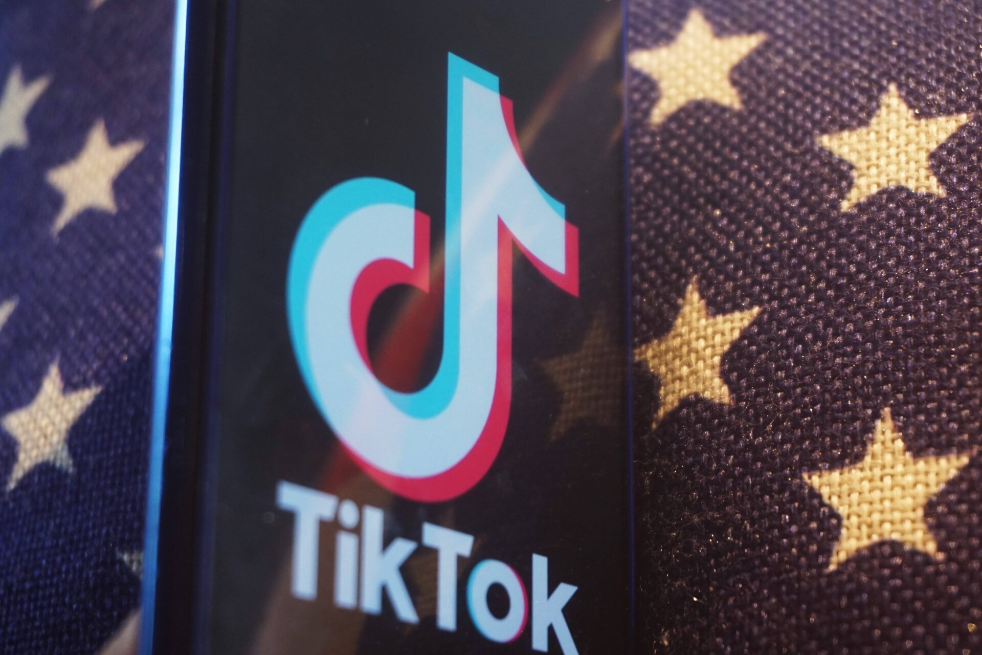 JAV vėliava ir TikTok logotipas matomi Hangdžou / IMAGO/CFOTO / IMAGO/CFOTO