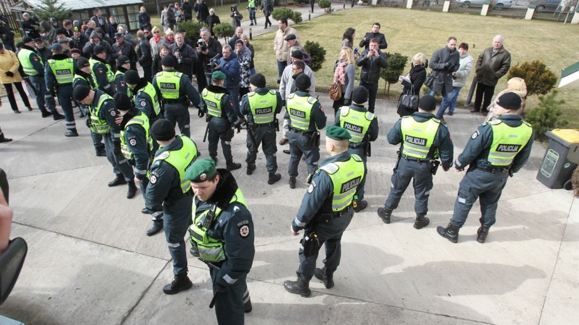 Драма в Гарляве: Матери Д. Кядиса плохо, девочка плачет, в доме давка,  полиция теснит людей | ru.15min.lt